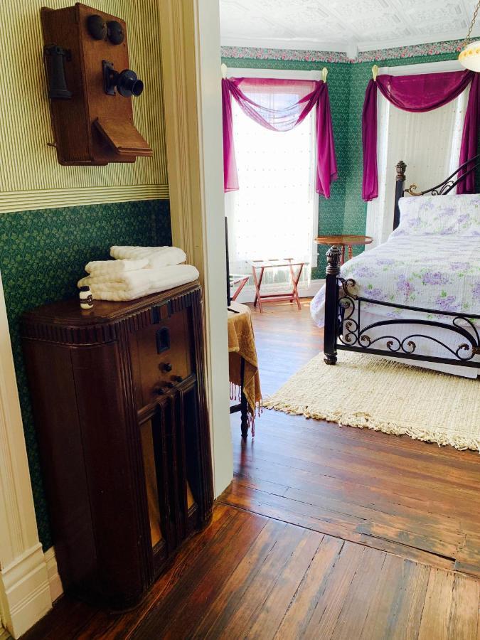 The Victorian On Main Bed & Breakfast Fairfield Exterior photo